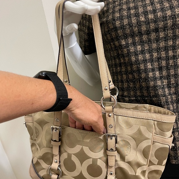 Coach beautiful tan and cream color bag with great conditions - Picture 16 of 16